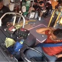 Pasajero golpea a chofer de transporte público en Guadalajara y lo deja en coma (Video)