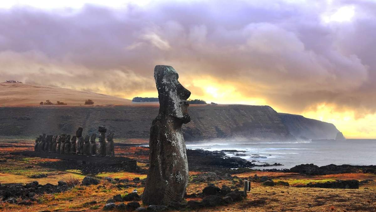 Moais en la isla de Rapa Nui. Fuente: (Twitter)