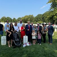 Harris reprocha a Trump por tomarse fotos en una zona prohibida del cementerio de Arlington