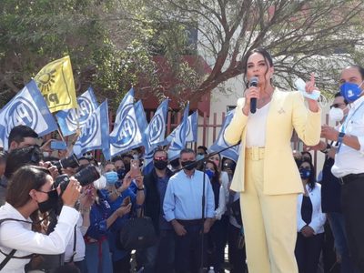 Lupita Jones se registra como candidata a la gubernatura de BC por el PAN, PRI y PRD
