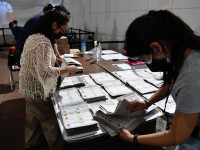 AMLO arremente de nuevo contra el INE, ahora por el voto en el extranjero