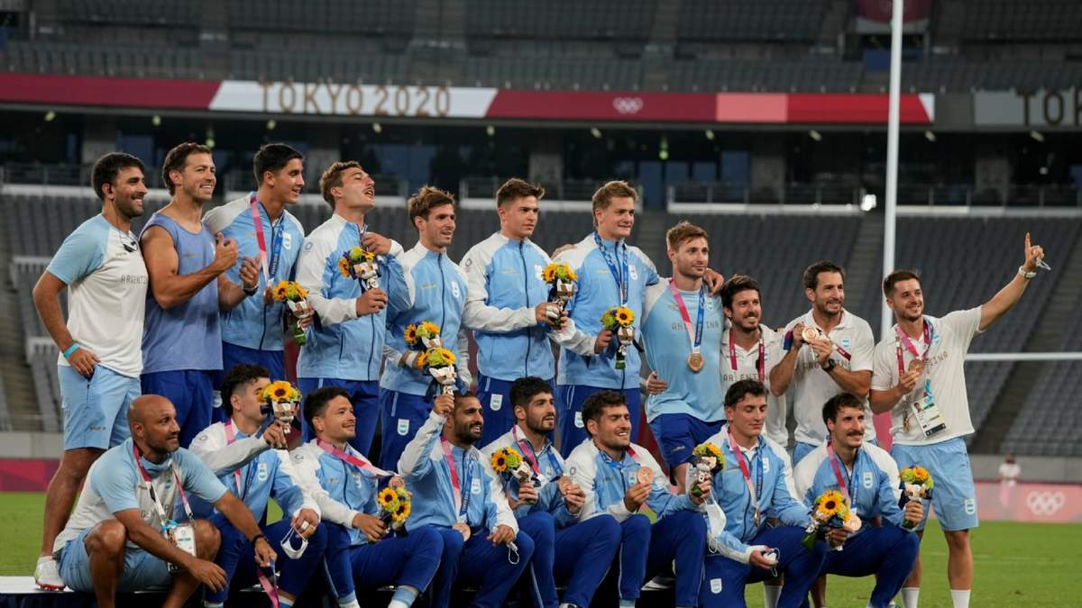Los Pumas tras ganar la medalla de bronce en el rugby 7 de los Juegos Olímpicos Tokio 2020. Fuente: (Twitter)