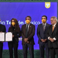 AMLO firma convenio con Fundación Teletón; infraestructura del gobierno es “insuficiente”, justifica