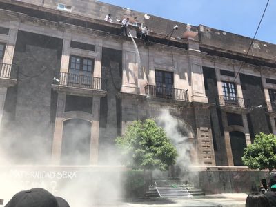 Feministas protestan en Congreso de Edomex, exigen despenalizar el aborto; las rocían con agua y gas