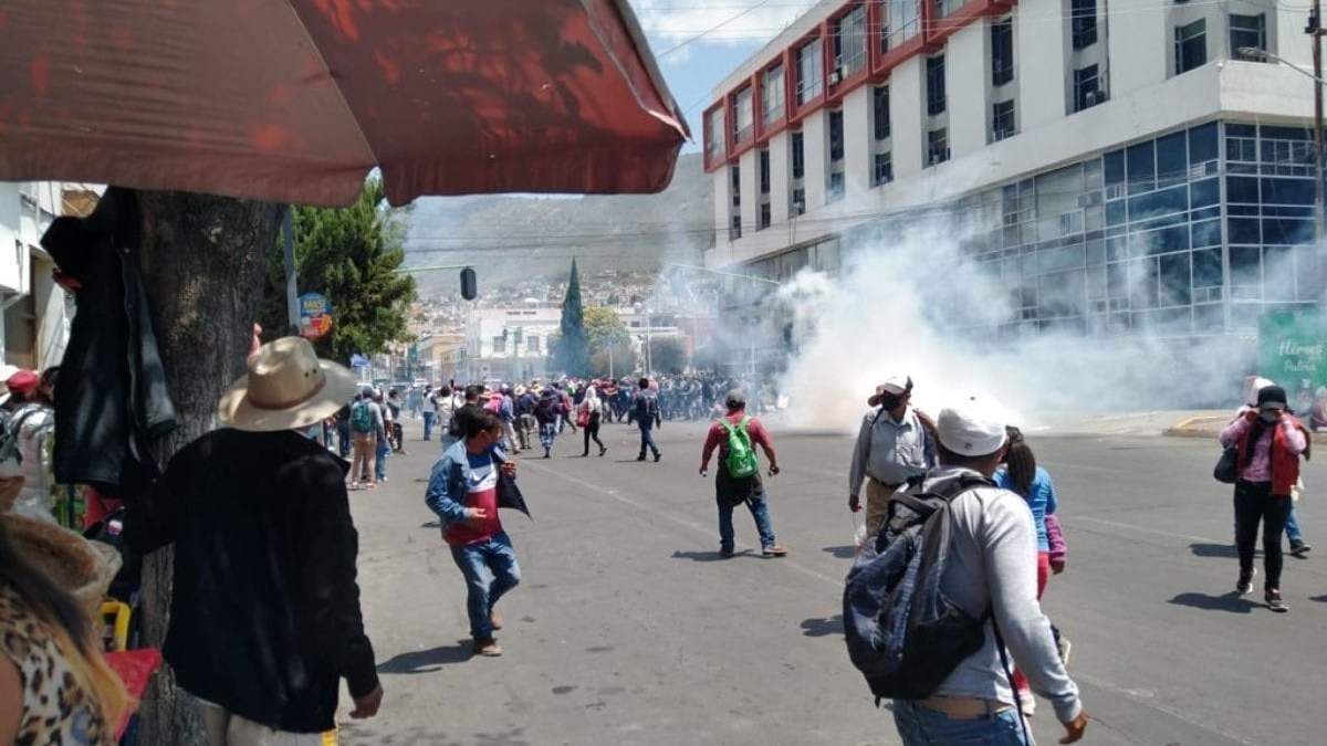 La policías lanzó gases a los protestantes