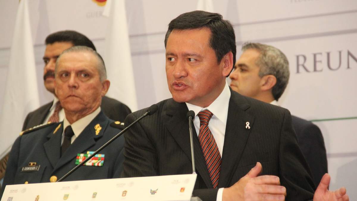 Imagen de 2013 de los entonces titulares de la Sedena, Salvador Cienfuegos, y Segob, Miguel Ángel Osorio Chong