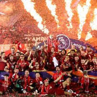 Festejo a lo campeón, el Liverpool le ganó 5 a 3 al Chelsea y levantó la copa