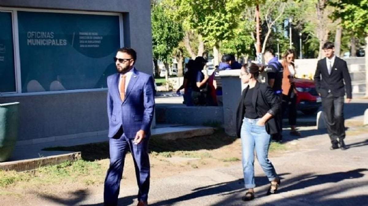El fiscal Juan Manuel Narváez encabezó un allanamiento en la municipalidad de Plottier. Fuente (Matías Subat)