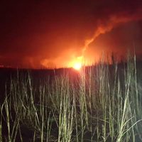 Mueren dos presuntos huachicoleros al explotar ducto de Pemex en Tabasco  (Video)