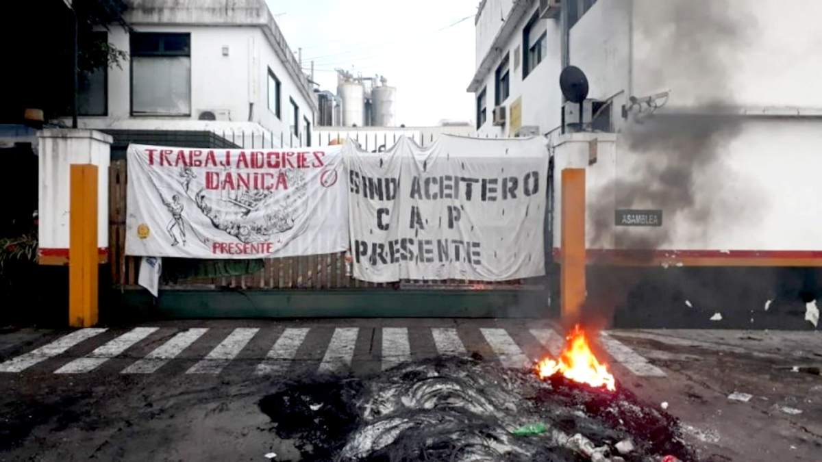 Protesta frente a la planta de Dánica. Fuente: (Twitter)
