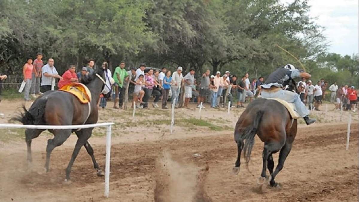 Carreras clandestinas en Centenario. Fuente: (Facebook)