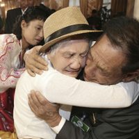 Familias vuelven a reunirse tras más de 60 años de separación por la Guerra de Corea