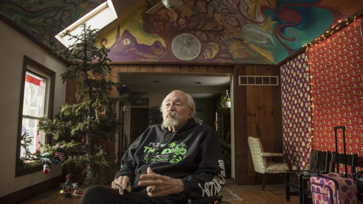 John Sinclair habla en la Cafeteriá de la Fundación John Sinclair, el 26 de diciembre de 2018, en Detroit