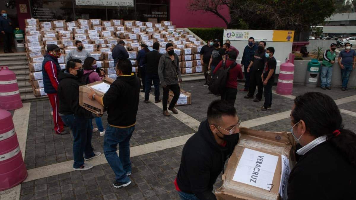 La entrega en la sede del INE