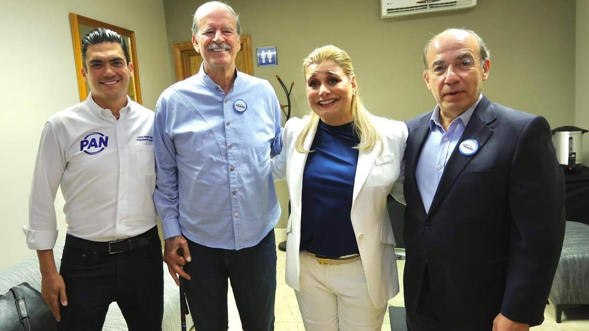 El dirigente nacional del PAN, Jorge Romero; el expresidente Vicente Fox; la gobernadora de Chihuahua, Maru Campos, y el también exmandatario, Felipe Calderón en Chihuahua, el sábado 30 de mayo