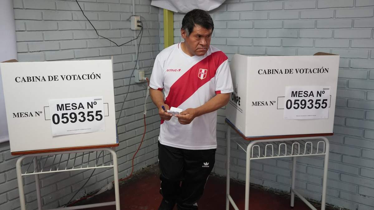 Una persona vota durante la segunda vuelta de las elecciones presidenciales en Lima