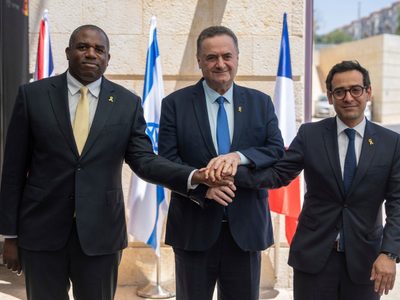 Reino Unido anuncia suspensión de exportaciones de algunas armas a Israel