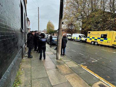 Al menos un muerto y un herido por la explosión de un coche frente a un hospital de Liverpool