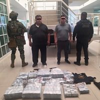 Caen dos sujetos que llevaban 37 millones de pesos en efectivo y armas en Lomas Verdes