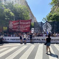 Comenzó el acto de la CGT en Plaza de Mayo