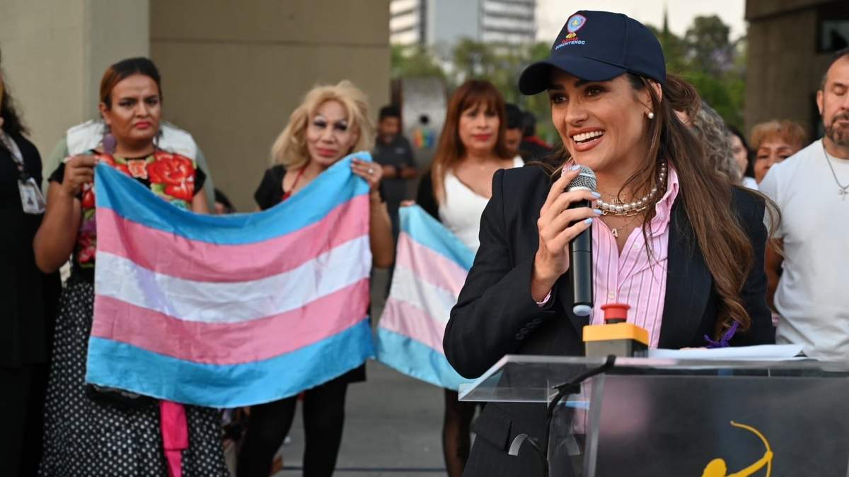 Rojo de la Vega con integrantes de la comunidad trans