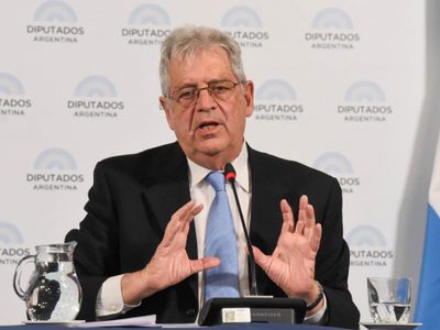 El gobierno negocia con el FMI la aprobación de la última revisión del acuerdo