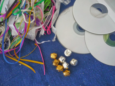 No tires las CDs viejos y transformalos en coloridas venecitas para decorar lo que quieras