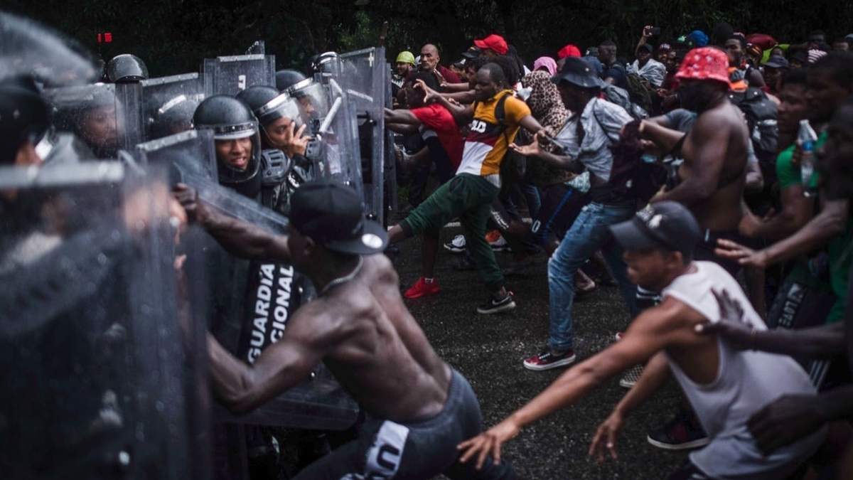 El fin de semana agentes de migración y de la Guardia Nacional se enfrentaron contra migrantes en Chiapas