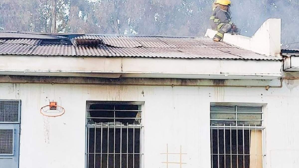 Las llamas habrían comenzado en el techo del edificio de manera intencional. Fuente: (Facebook)
