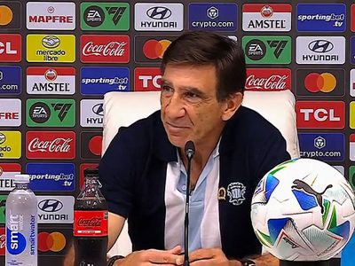 Gustavo Costas, dolido tras la derrota de Racing: “Defraudé a mi gente”