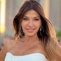 A los 58 años, Catherine Fulop marca tendencia de la próxima temporada con un traje de baño original