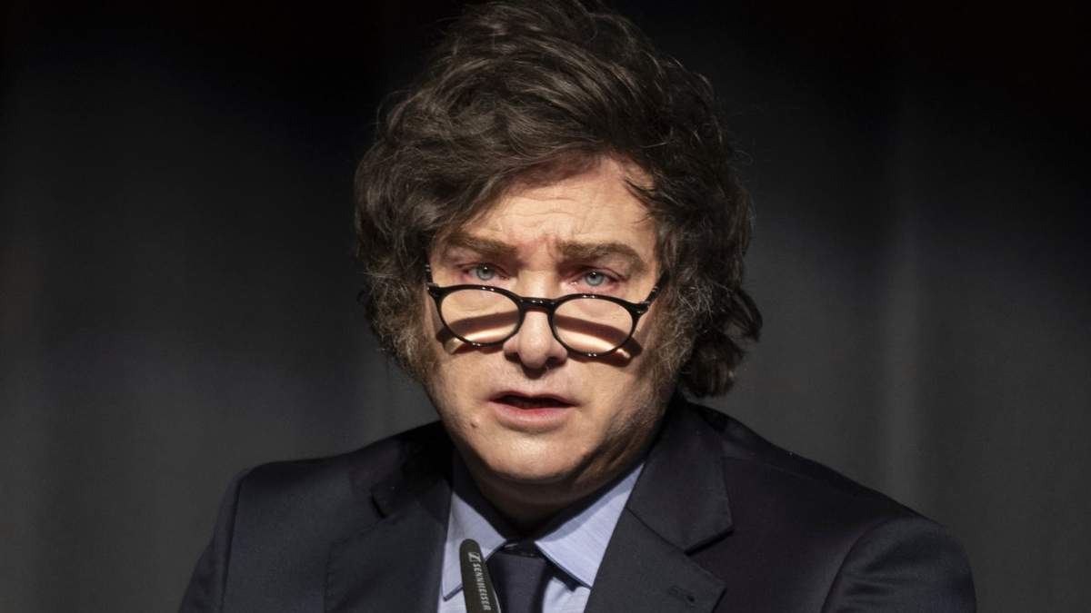 El presidente argentino Javier Milei habla tras recibir el premio Röpke para la Sociedad Civil del Liberal Institut, en el Centro de Congresos, el viernes 24 de enero de 2025, en Kloten, Suiza