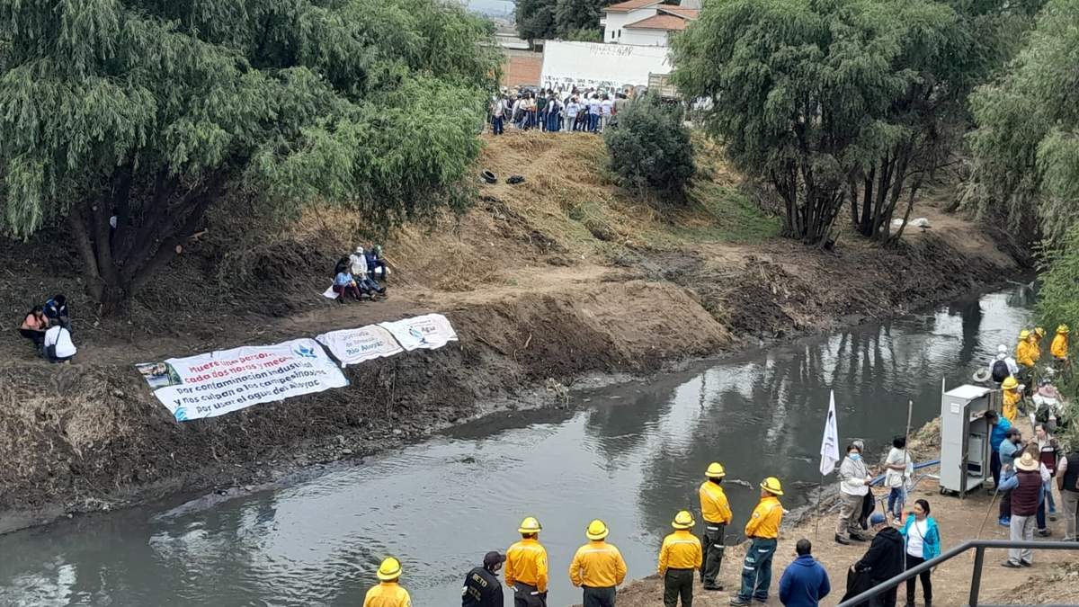 Mantas en las que se denuncia la contaminación del río Atoyac