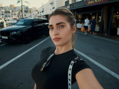 Effortless y sofisticado: Marta Fort posó con un outfit de dos piezas que es furor en primavera