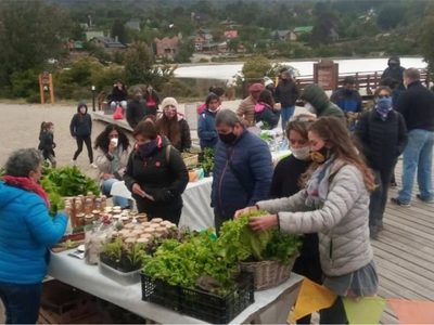 Villa Pehuenia: cierre del año con una magnífica ecoferia en el muelle turístico