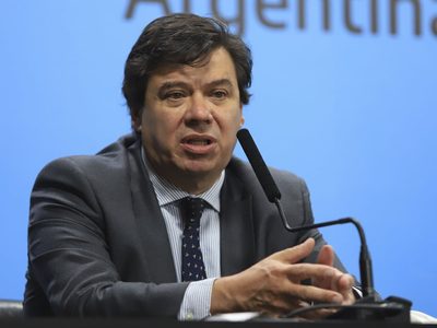 El Gobierno prepara una cobertura a empleadores para los casos de los trabajadores antivacunas