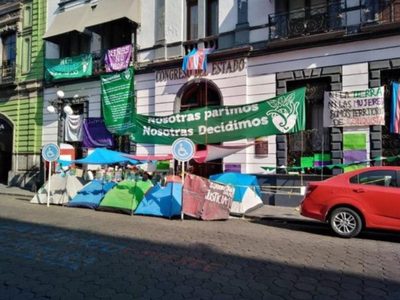 Feministas liberan Congreso de Puebla tras firmar acuerdos con diputados