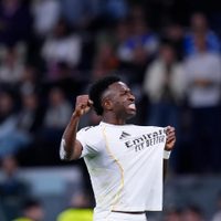 Real Madrid venció 3-2 al Atlético de Madrid en La Liga; Vinícius anotó dos goles