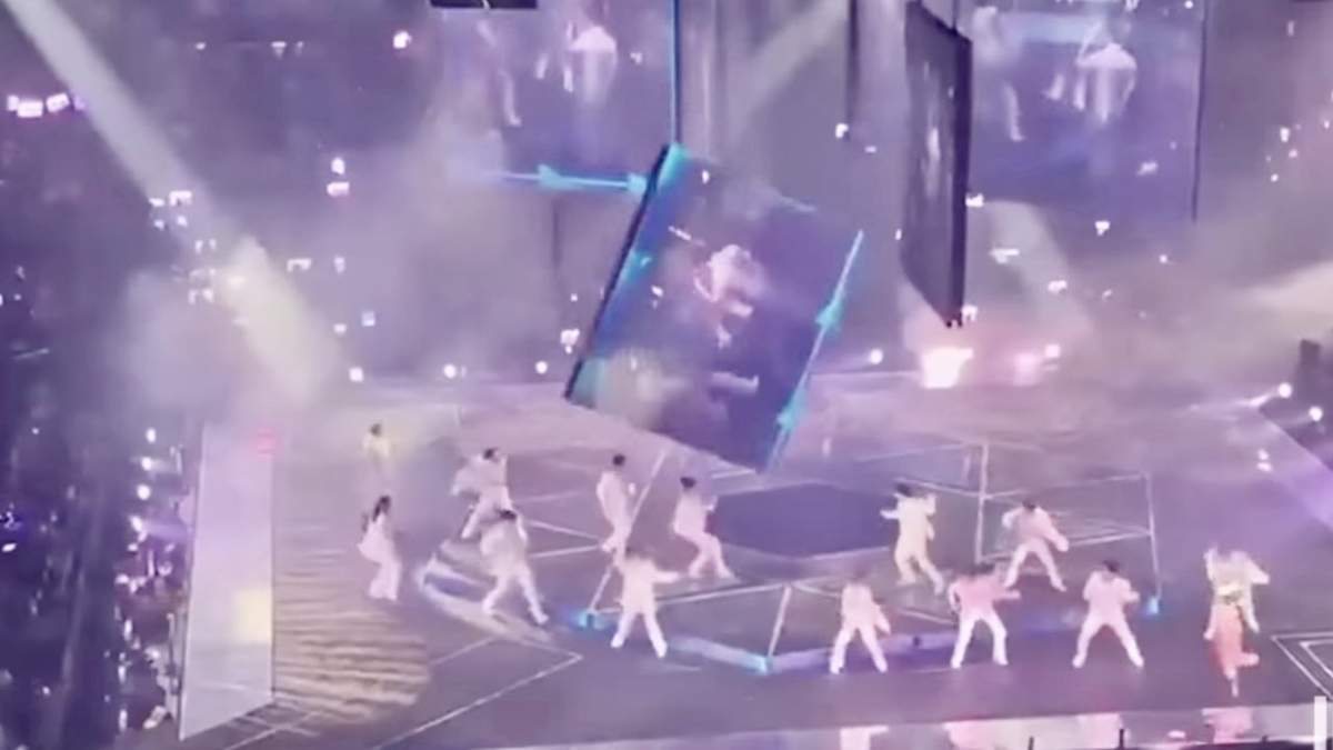 El momento del desplome del monitor