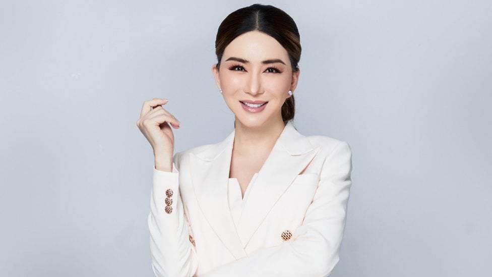 Emiten orden de arresto contra Anne Jakkaphong Jakrajutatip, copropietaria de Miss Universo