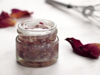 Cuidá tu bolsillo y prepará este gloss casero usando solo 2 ingredientes que tenés en casa