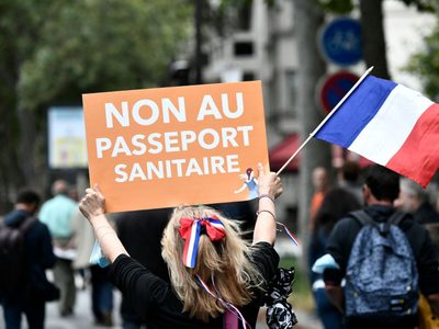 Vandalizan centros de vacunación contra el coronavirus en Francia