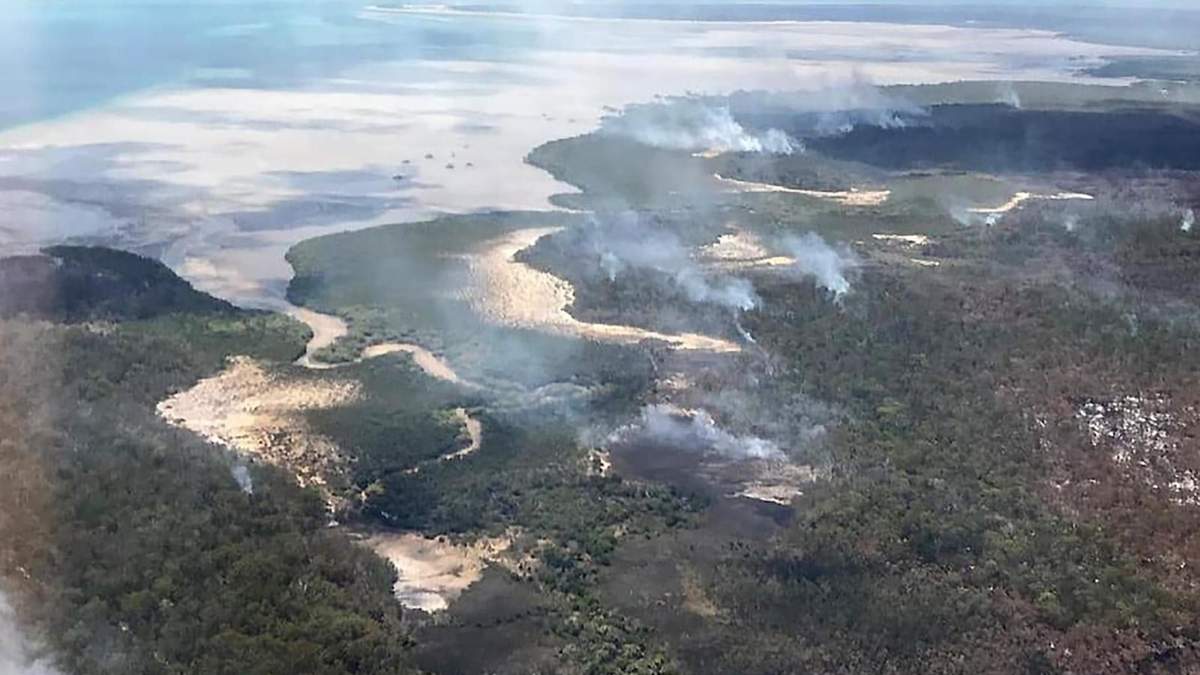 La mitad de la isla Fraser ya fue devorada por las llamas. Fuente: (Twitter)