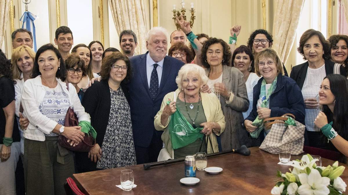 Ginés González García, junto a funcionarias y militantes feministas. Fuente: (Twitter)