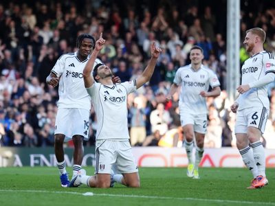 Raúl Jiménez rompió a llorar tras marcar su primer gol desde la muerte de su padre (Video)
