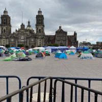 Al grito de "fuera Frena", simpatizantes de AMLO intentaron retirar casas de campaña