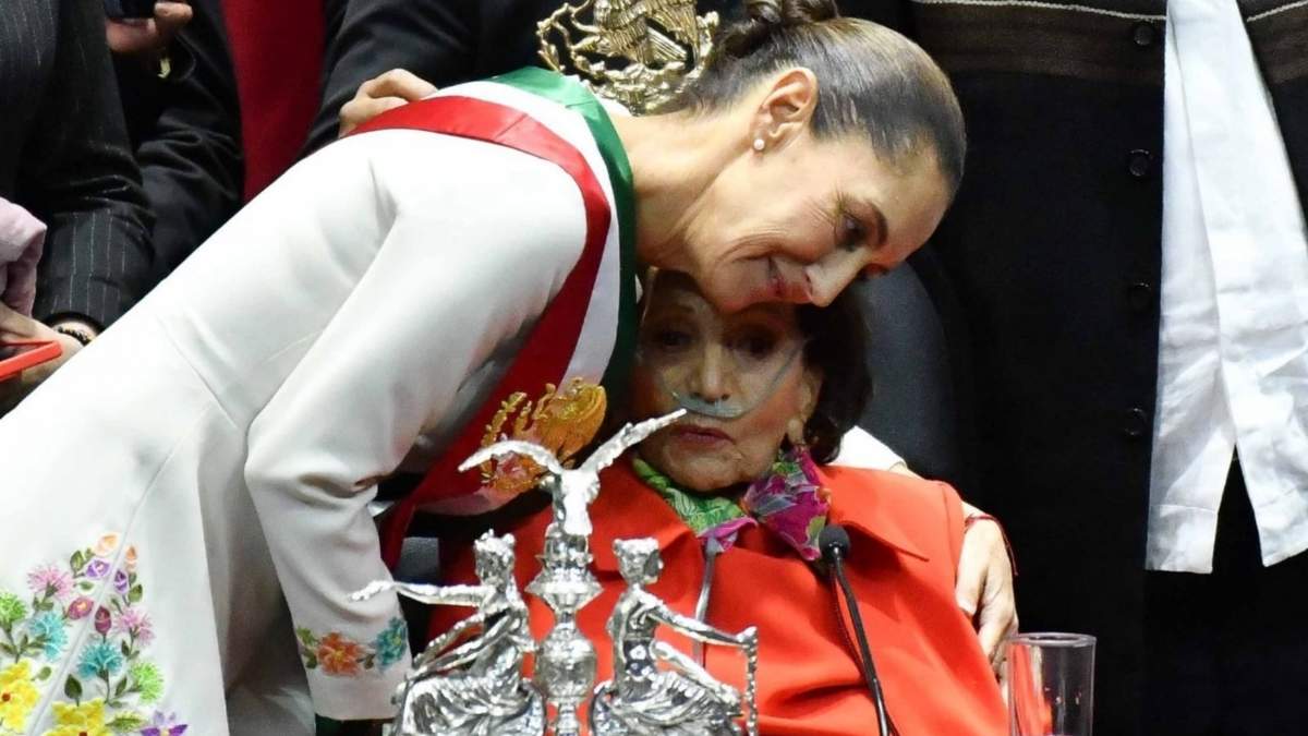 La presidenta Claudia Sheinbaum abraza a Ifigenia Martínez