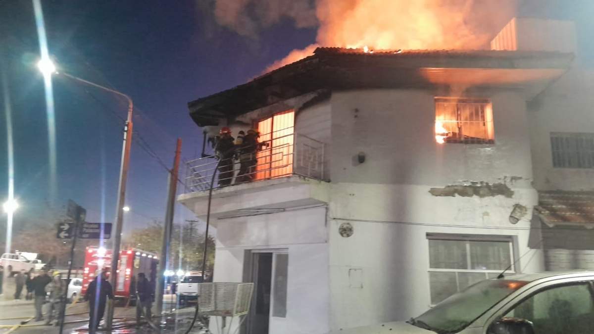El incendio afectó la planta alta de la vivienda. Fuente: (WhatsApp)