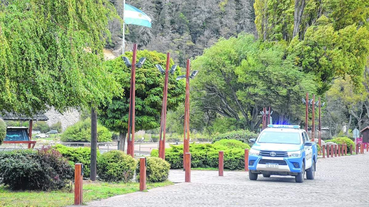 Un automóvil de la Policía en San Martín de los Andes. Fuente: (Twitter)