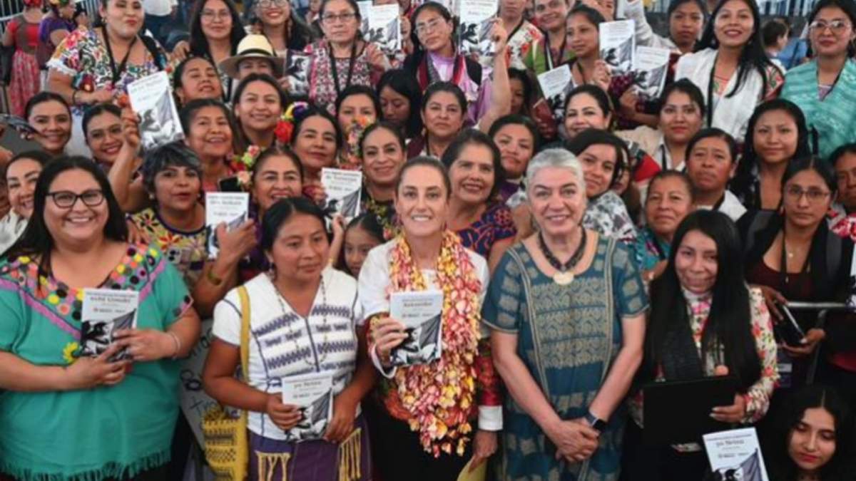 La presidenta Claudia Sheinbaum reconoció el papel de las mujeres traductoras indígenas en el país
